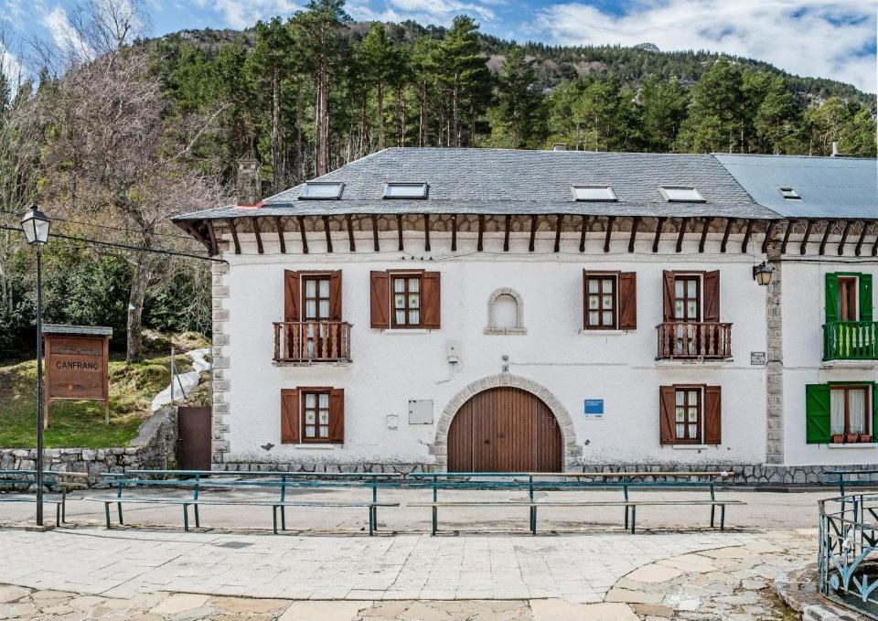 Albergue De Canfranc Estacion Exterior photo