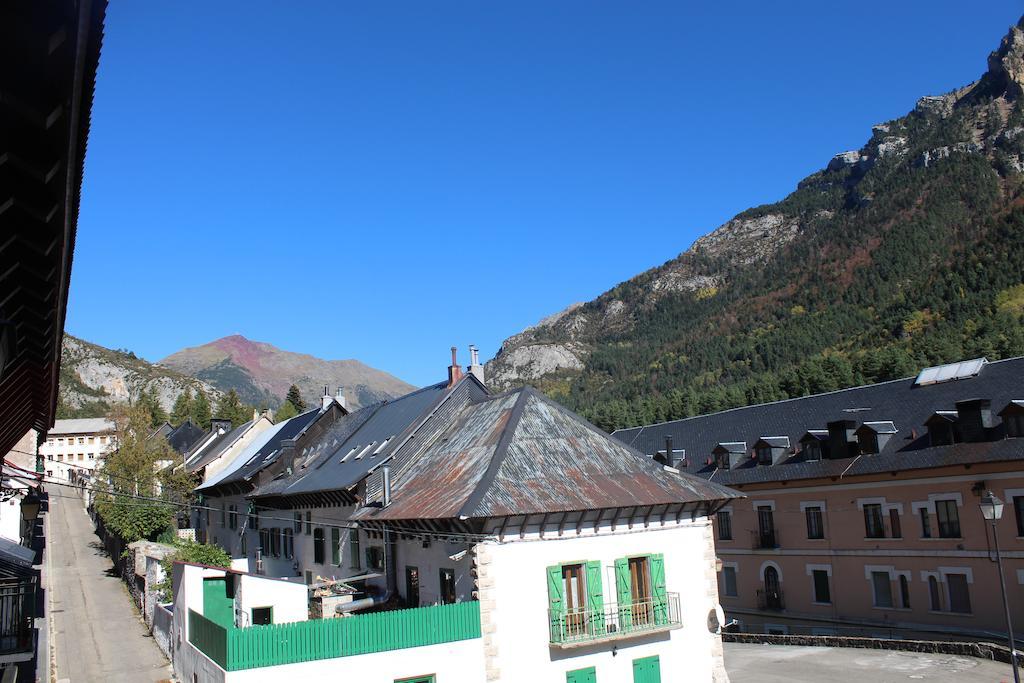 Albergue De Canfranc Estacion Room photo